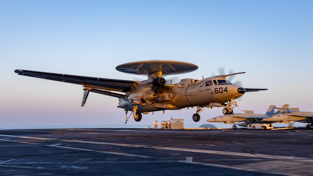 Revue Wing Masters N°71 - Grumman E-2C Hawkeye / MDD RF-4E Phantom II, Occasion