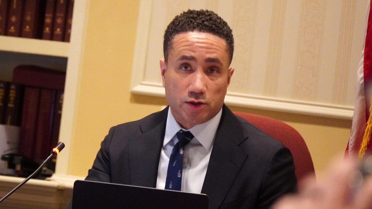 Senate panel advances bills to ban agreements with ICE, face coverings for law enforcement