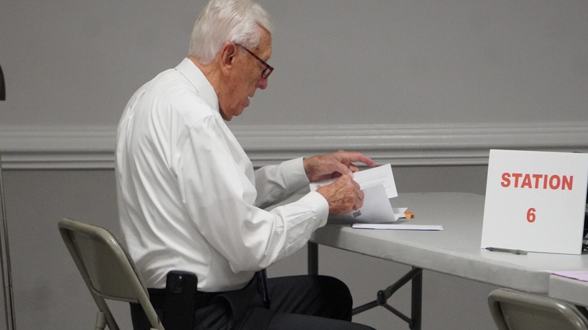 Hoyer votes a Hoyer-free ballot