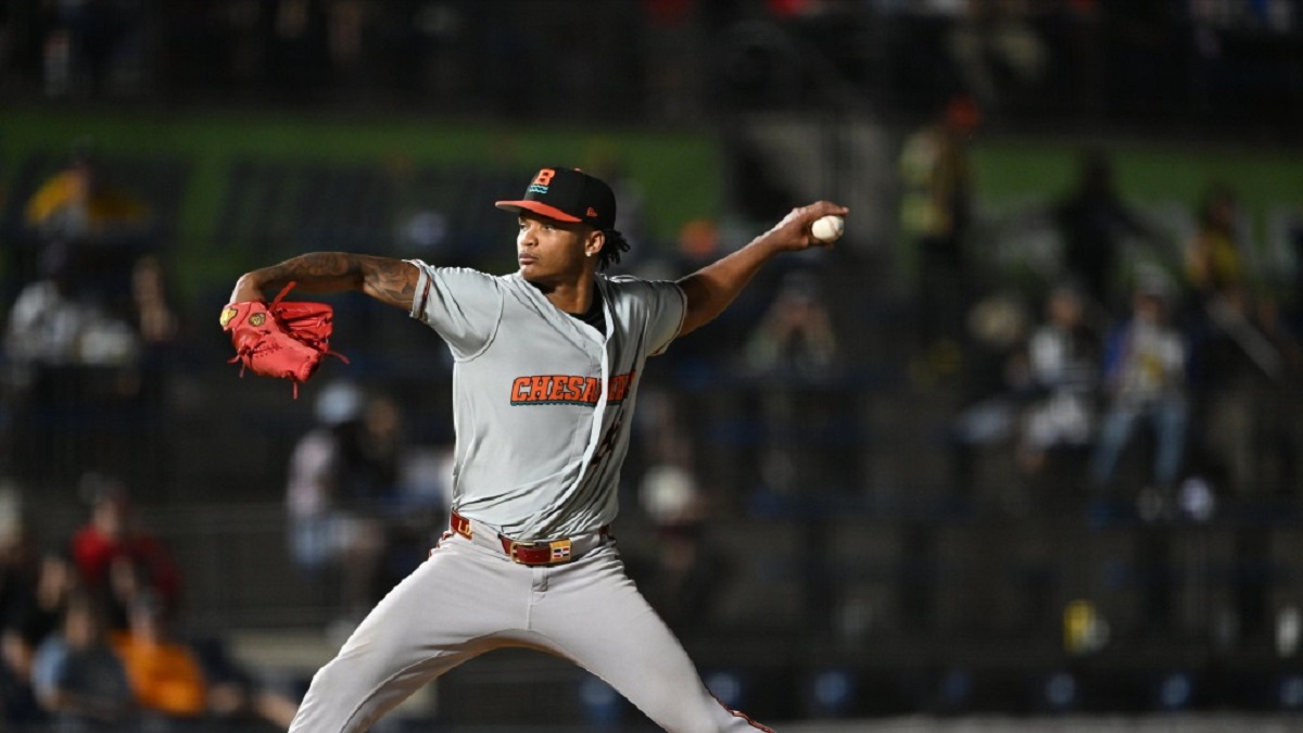 Luis De León Takes No-Hit Bid into Seventh in Career Performance